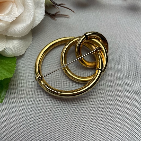 Circle hoop Gold Tone Brooch - Picture 9 of 10